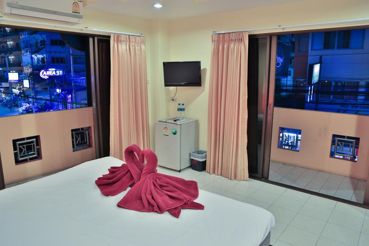 Harrys Hotel Bar & Restaurant Pattaya Buitenkant foto
