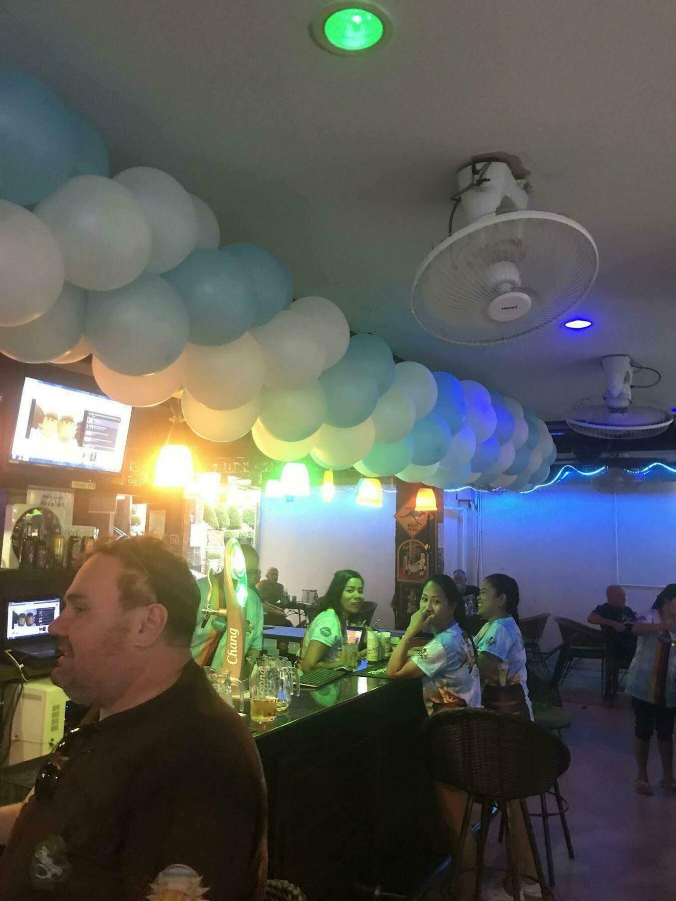 Harrys Hotel Bar & Restaurant Pattaya Buitenkant foto