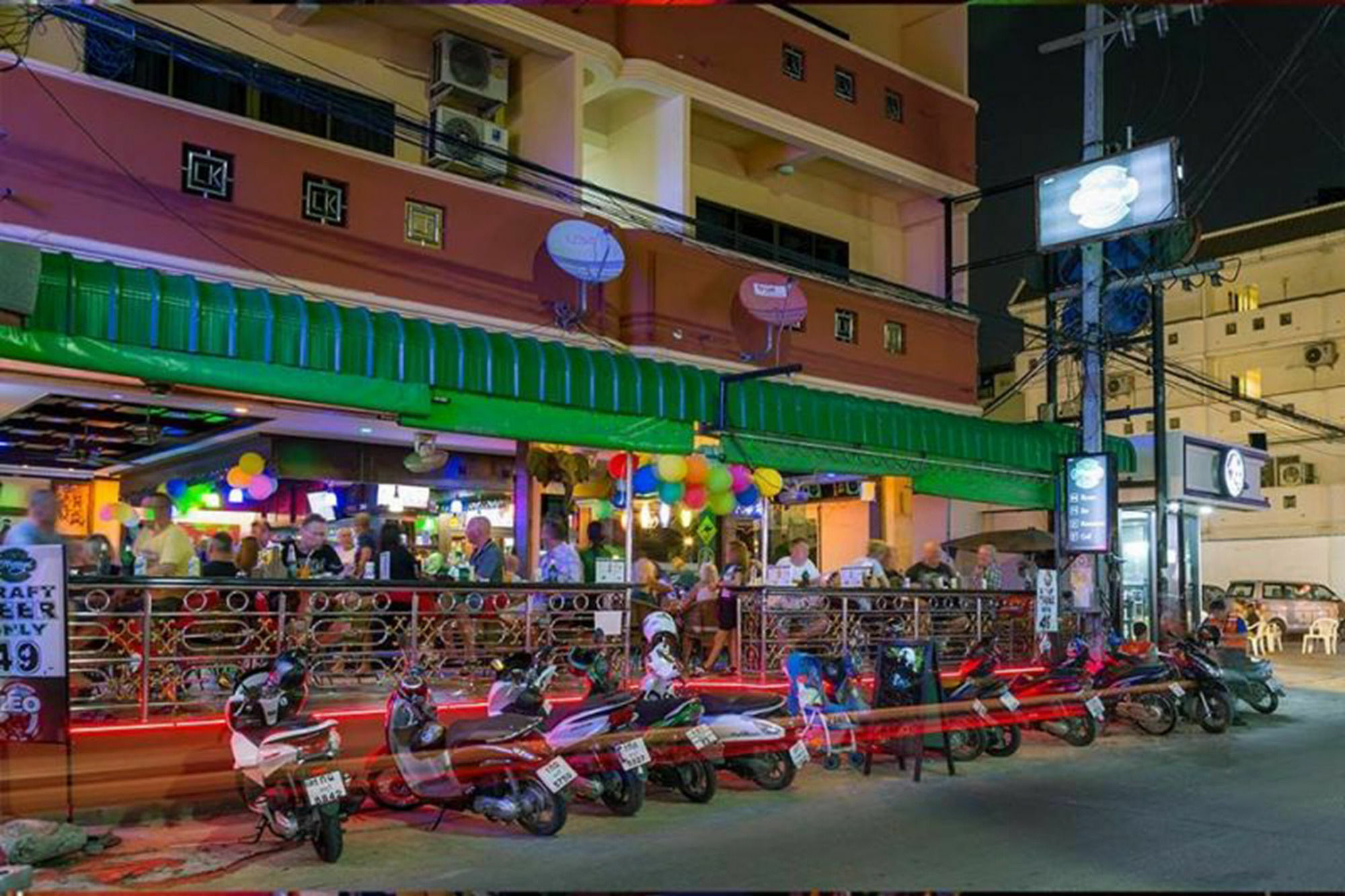 Harrys Hotel Bar & Restaurant Pattaya Buitenkant foto