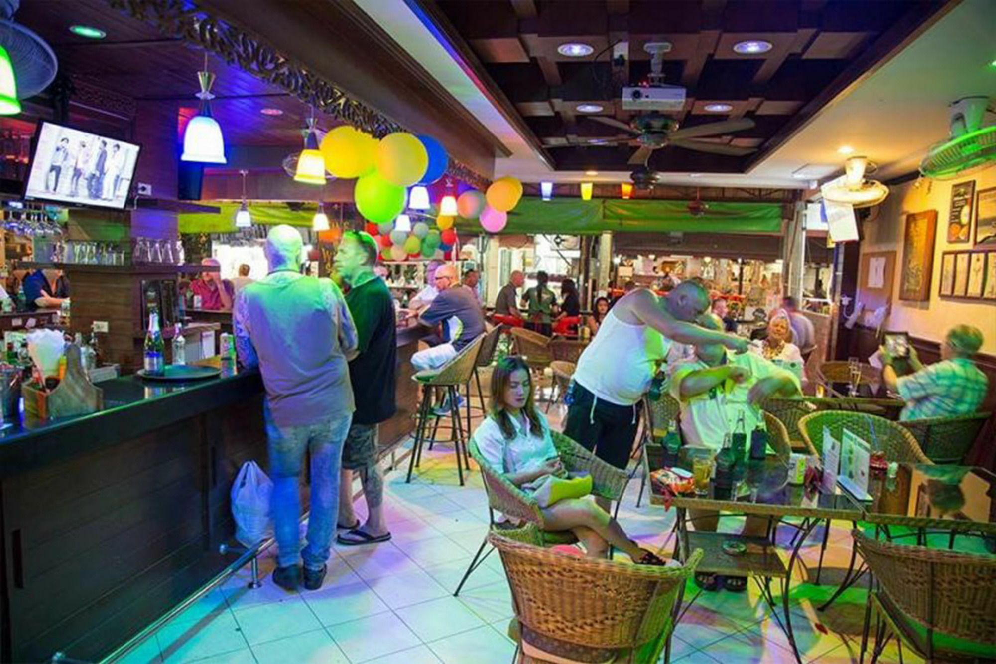 Harrys Hotel Bar & Restaurant Pattaya Buitenkant foto