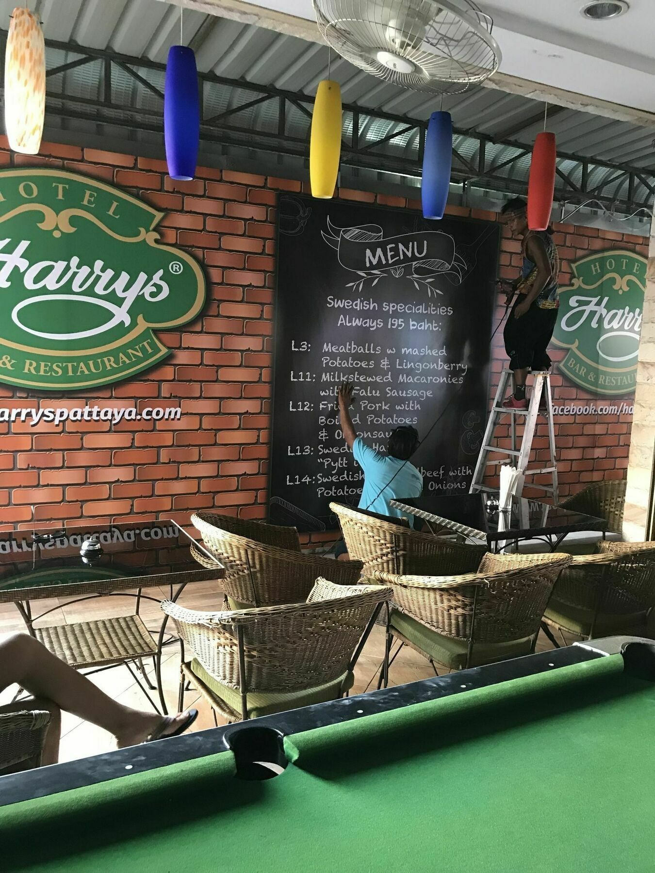 Harrys Hotel Bar & Restaurant Pattaya Buitenkant foto
